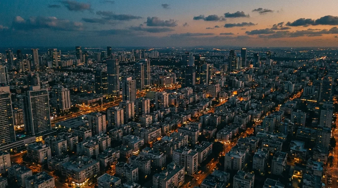 נוף אווירי של עיר ישראלית עם טקסטורות אדריכליות ורשת רחובות